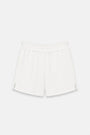 Eine weiße, strukturierte Baumwollmusselin-Shorts für Damen von Princess Goes Hollywood mit elastischem Bund und kleinen Seitenschlitzen am Saum. Diese Limited Edition bietet eine lockere Passform für schlichten, lässigen Tragekomfort. Abgebildet auf einem schlichten weißen Hintergrund.