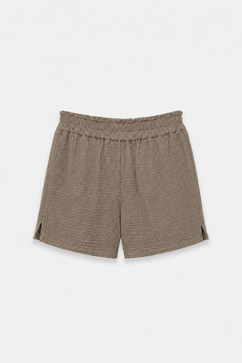 „Princess Goes Hollywood“ Limited Edition – hellbraune, strukturierte Shorts aus Baumwollmusselin mit elastischem Bund und kleinen Seitenschlitzen am Saum, lockere Passform, keine sichtbaren Taschen oder Kordelzug, flach auf weißem Hintergrund abgebildet.