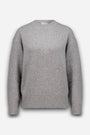 Ein schlichter, hellgrauer Strickpullover mit langen Ärmeln, Rundhalsausschnitt, gerippten Ärmelbündchen, Saum und Kragen, präsentiert vor weißem Hintergrund. Dieser weiche Pullover bietet zeitlosen Stil und Tragekomfort für den Alltag.