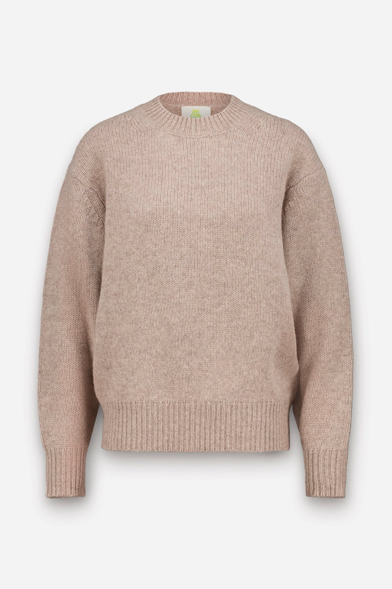 Ein hellbeiger, langärmeliger Kaschmir-Strickpullover mit klassischem Rundhalsausschnitt. Der Pullover hat eine lockere Passform, gerippte Bündchen an Ärmeln, Saum und Halsausschnitt und weist keine sichtbaren Muster oder Verzierungen auf. Er wird vor einem schlichten weißen Hintergrund präsentiert.