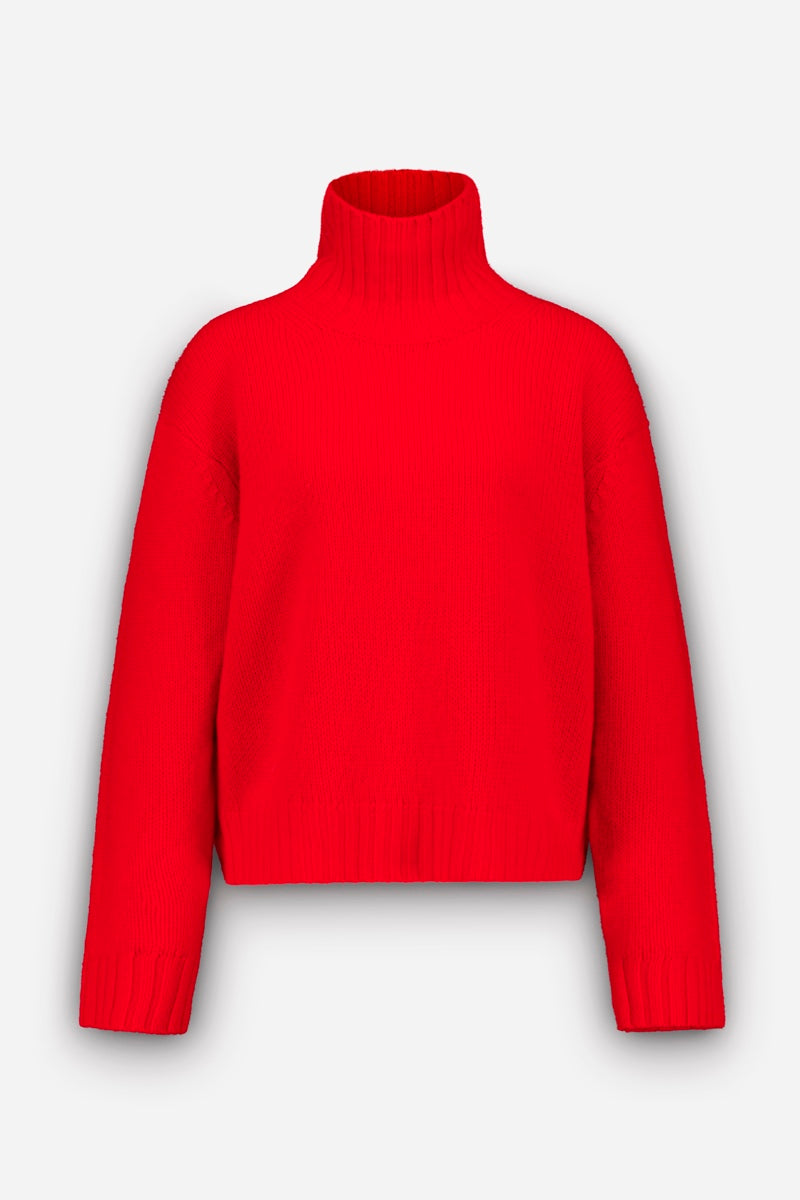 Leuchtend roter Damen-Pullover mit langen Ärmeln und Stehkragen, mit gerippten Bündchen, Saum und Kragen. Dieser Kaschmir-Strickpullover hat eine lockere Passform und besteht aus dickem, strukturiertem Strickmaterial auf einem einfarbigen, hellgrauen Hintergrund. Keine sichtbaren Muster oder Verzierungen.