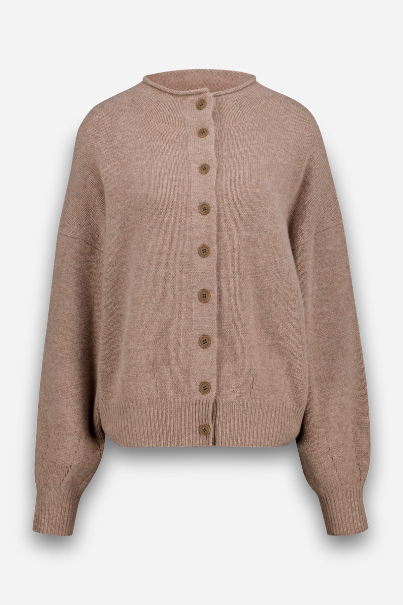 Eine hellbraune Kaschmir-Strickjacke mit langen Ärmeln, Rundhalsausschnitt, gerippten Bündchen und Saum sowie einer Knopfleiste vorne mit neun passenden braunen Knöpfen. Der Stoff wirkt weich und leicht flauschig, die Passform ist locker und lässig.