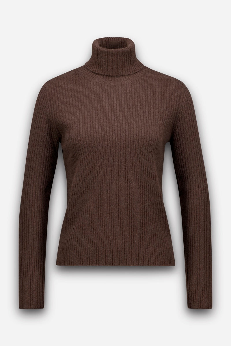 Im Mittelpunkt eines schlichten hellgrauen Hintergrunds steht ein brauner, langärmeliger Strickpullover mit Rippstruktur. Der Pullover hat eine figurbetonte Passform und ein strukturiertes Strickmuster, ohne sichtbare Knöpfe oder Verzierungen.