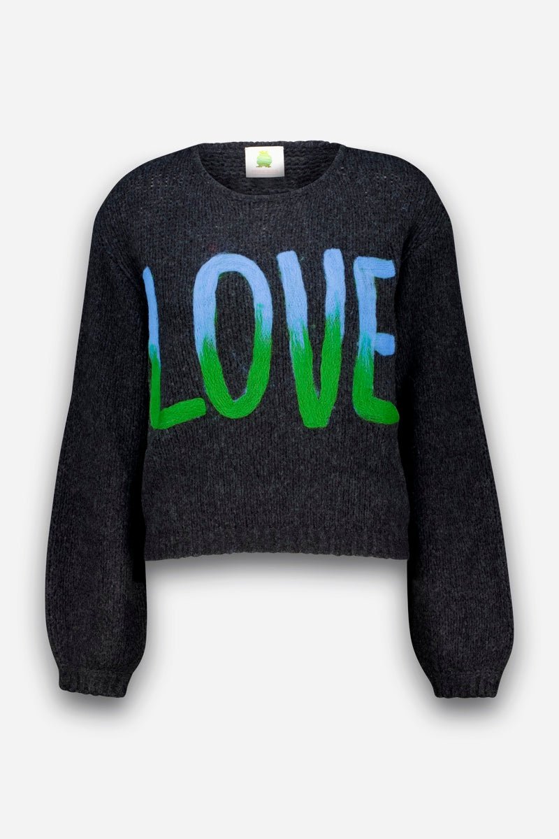 Ein dunkelgrauer, langärmeliger Strickpullover aus einer luxuriösen Merino-Alpaka-Mischung, auf dessen Brust das Wort „LOVE“ in Großbuchstaben in einem blau-grünen Farbverlauf aufgedruckt ist. Der Saum ist leicht verkürzt, der Ausschnitt rund. Der Hintergrund ist schlicht weiß.
