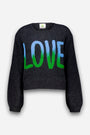 Ein dunkelgrauer, langärmeliger Strickpullover aus einer luxuriösen Merino-Alpaka-Mischung, auf dessen Brust das Wort „LOVE“ in Großbuchstaben in einem blau-grünen Farbverlauf aufgedruckt ist. Der Saum ist leicht verkürzt, der Ausschnitt rund. Der Hintergrund ist schlicht weiß.