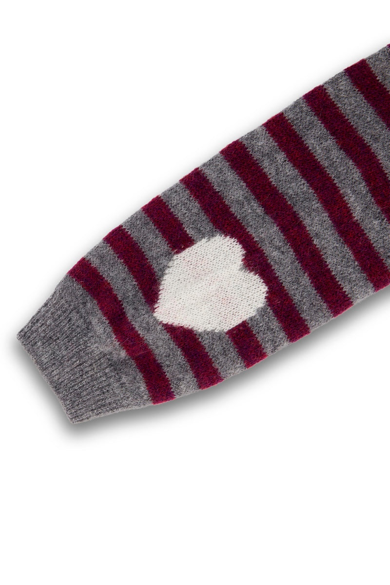 Ein grauer Strickärmel mit horizontalen burgunderroten Streifen und einem weißen Herzmuster am Ärmelbund, präsentiert auf weißem Hintergrund, ist das perfekte Detail für jeden Damen-Strickpullover oder Pullover mit Streifen. Die kuschelige Struktur und das klassische Design machen ihn ideal für alle, die Komfort und Stil in einem Pullover aus Alpaka-Wolle suchen.
