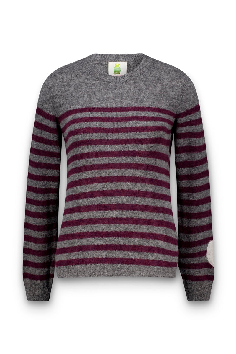 Ein langärmeliger Strickpullover aus Alpaka-Wolle mit Rundhalsausschnitt und abwechselnden horizontalen grauen und kastanienbraunen Streifen, der am linken Ellbogen mit einem grauen Aufnäher verziert ist. Der Pullover hat ein grün-weißes Etikett am Halsausschnitt und wird vor einem schlichten weißen Hintergrund präsentiert.