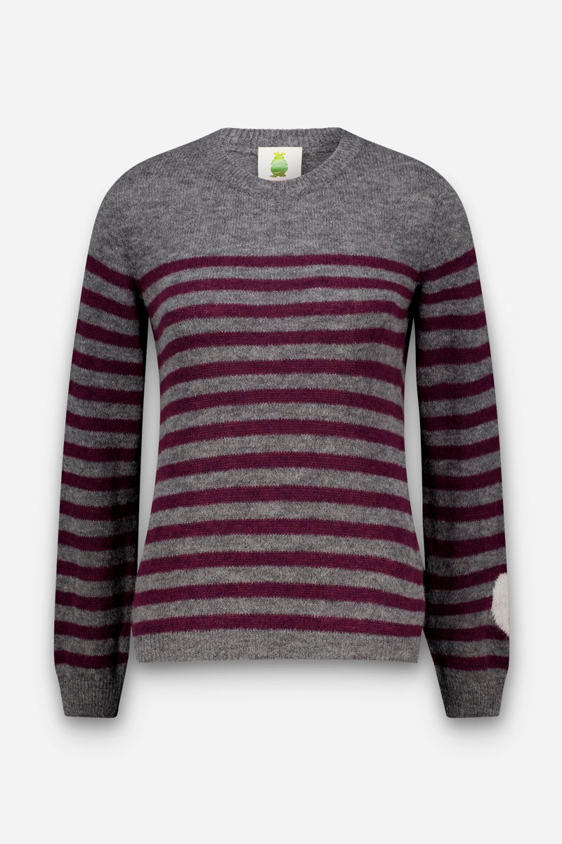 Ein langärmeliger Strickpullover mit horizontalen Streifen in Dunkelgrau und Burgunderrot. Der Ausschnitt, die Ärmelbündchen und der Saum sind einfarbig grau, während ein weißer Aufnäher den rechten Ellbogen ziert. Der aus einer weichen Alpaka-Woll-Mischung gefertigte Pullover verfügt außerdem über ein grünes Logo-Etikett im Krageninneren. Der Pullover wird vor einem einfarbigen Hintergrund präsentiert.