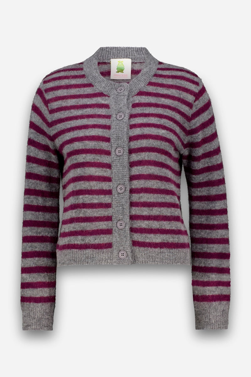Eine langärmelige, geknöpfte Strickjacke aus Alpaka-Wolle mit horizontalen Streifen in Bordeauxrot und Grau, einem grauen, gerippten Rundhalsausschnitt, Bündchen an Ärmeln und Saum, fünf grauen Knöpfen an der Vorderseite und einem sichtbaren Etikett am Halsausschnitt. Der Hintergrund ist hellgrau.
