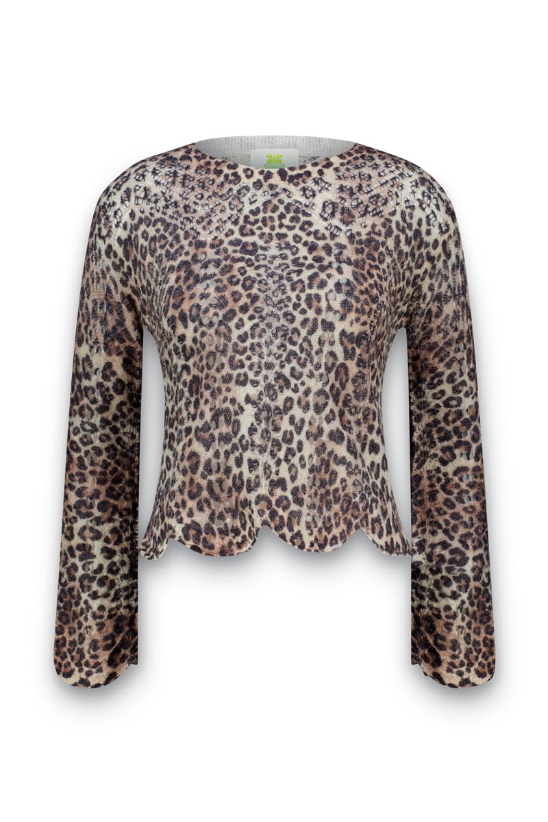 Langärmliges Oberteil mit braun-schwarzem Leopardenmuster, Rundhalsausschnitt und gewelltem Saum. Dieser Strickpullover ist aus einer weichen Wolle-Alpaka-Mischung gefertigt und wird vor weißem Hintergrund präsentiert.