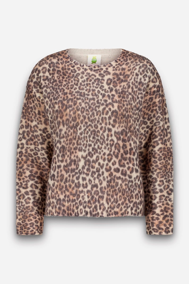 Ein langärmeliger Oversize-Strickpullover mit Rundhalsausschnitt und durchgehendem Leopardenmuster in Braun-, Beige- und Schwarztönen. Der aus einer weichen Wolle-Alpaka-Mischung gefertigte Pullover hat eine lockere Passform und wird vor einem schlichten weißen Hintergrund präsentiert.