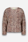 Ein langärmeliger Oversize-Strickpullover mit Rundhalsausschnitt und durchgehendem Leopardenmuster in Braun-, Beige- und Schwarztönen. Der aus einer weichen Wolle-Alpaka-Mischung gefertigte Pullover hat eine lockere Passform und wird vor einem schlichten weißen Hintergrund präsentiert.