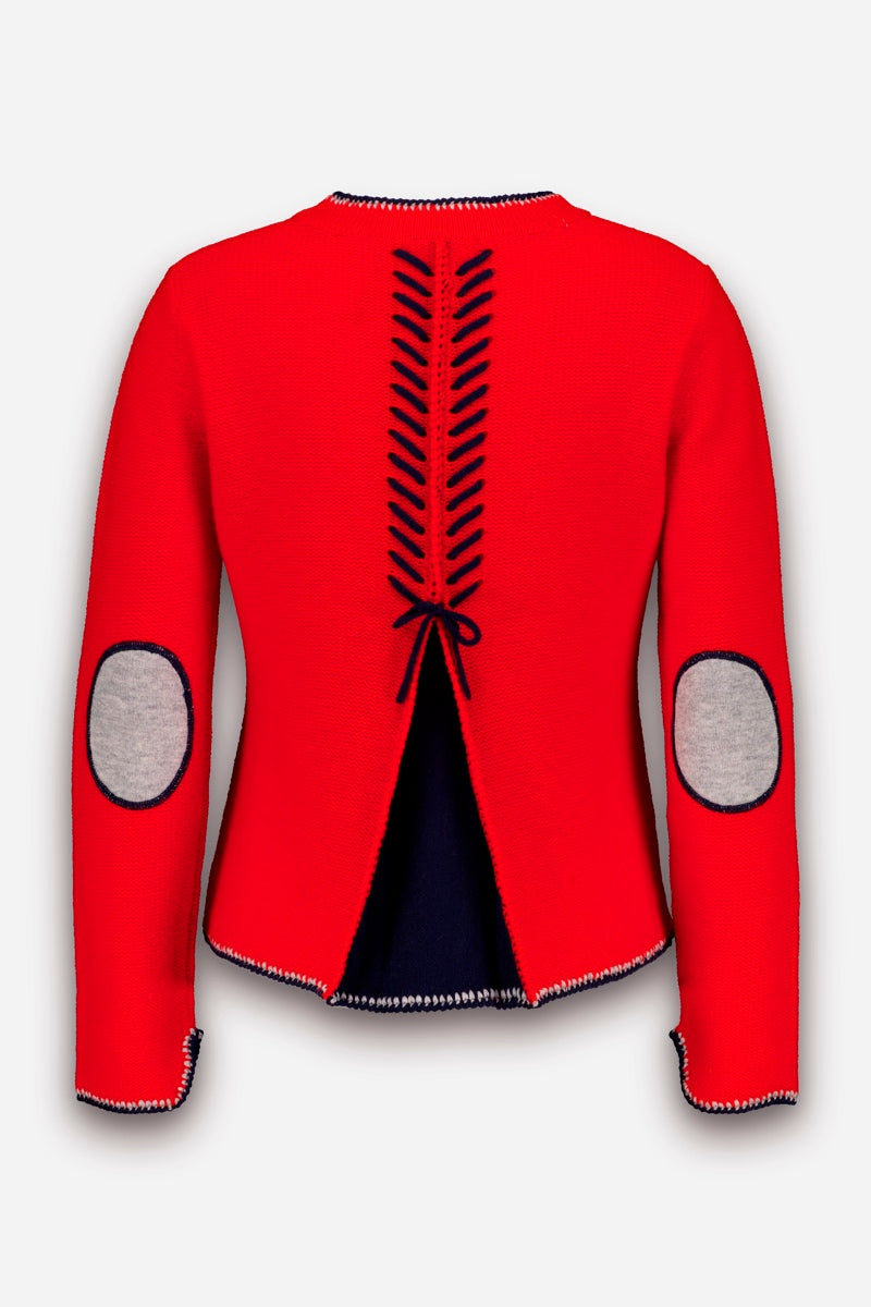 Eine leuchtend rote Strickjacke für Damen aus einer luxuriösen Wolle-Kaschmir-Mischung, mit marineblauem Innenfutter, grauen ovalen Ellbogenpatches, dunkelblauer, kreuzweise verlaufender Schnürung am Rücken und weißen Wellenkanten. Das Design der Strickjacke im bayerischen Stil wird durch einen geschlitzten Saum am Rücken abgerundet, der unten elegant mit einer Schleife gebunden ist.