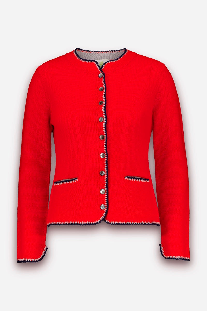 Eine leuchtend rote Damen-Strickjacke aus einer luxuriösen Wolle-Kaschmir-Mischung verfügt über lange Ärmel und eine Knopfleiste mit eleganten silbernen Knöpfen. Schwarz-weiße Bordüren an den Säumen, ein Rundhalsausschnitt und zwei kleine Vordertaschen erinnern an klassische Details einer Strickjacke im bayerischen Stil. Präsentiert vor einem schlichten weißen Hintergrund für eine auffällige Darstellung.