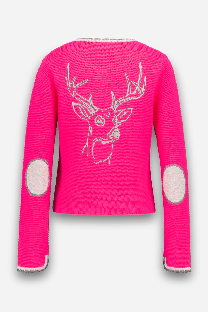 Eine leuchtend pinkfarbene Strickjacke im bayerischen Stil mit grauen Ellbogenflicken und einer weißen Stickerei eines Hirschkopfes mit Geweih (Hirsch-Stickerei) auf dem Rücken. Der Pullover ist aus einer kuscheligen Wolle-Kaschmir-Mischung gefertigt und verfügt über graue Bündchen an den Ärmeln und am Saum. Das Bild ist vor einem schlichten weißen Hintergrund abgebildet.