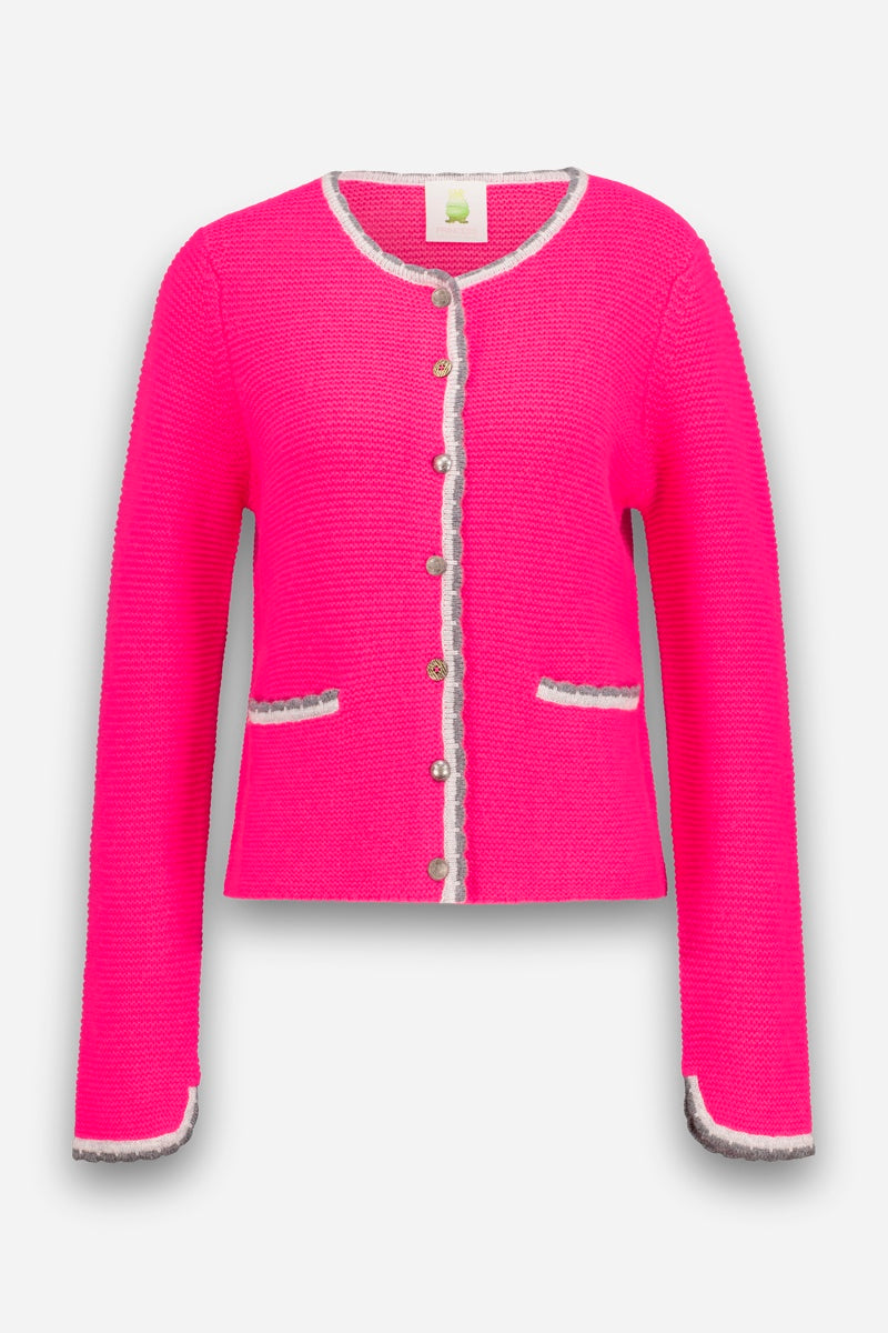 Leuchtend rosa Strickjacke mit Rundhalsausschnitt, goldenen Knöpfen und zwei Vordertaschen. Die Säume und Taschenöffnungen sind mit weißen und hellgrauen Strickdetails im klassischen bayerischen Stil verziert. Die aus einer luxuriösen Wolle-Kaschmir-Mischung gefertigte Strickjacke verfügt über lange Ärmel und eine leicht verkürzte Passform.
