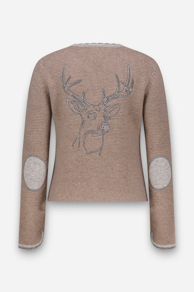Ein hellbrauner Strickpullover aus einer luxuriösen Wolle-Kaschmir-Mischung mit hellgrauen Ellbogenpatches. Auf der Rückseite befindet sich eine zarte Hirsch-Stickerei – eine Strichzeichnung eines Hirschkopfes mit Geweih, die mit dunklem Garn umrandet ist. Der Pullover hat eine gemütliche, strukturierte Optik und eine leicht verkürzte Länge. Der Hintergrund ist schlicht weiß.