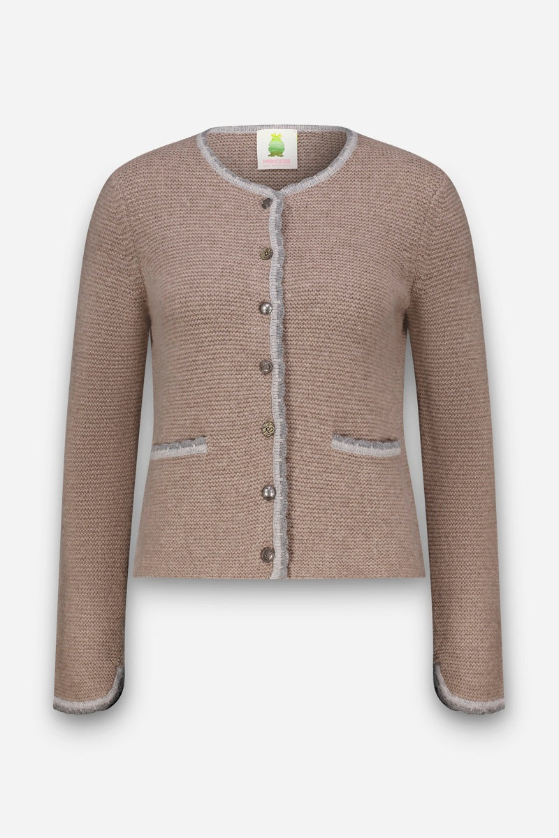 Eine beigefarbene, langärmelige Strickjacke im bayerischen Stil mit Knopfleiste und Rundhalsausschnitt, mit grauen Besätzen an Kragen, Ärmelbündchen und Taschen. Mit zwei kleinen Vordertaschen und strukturiertem Strickstoff aus einer weichen Wolle-Kaschmir-Mischung, dargestellt auf einem schlichten weißen Hintergrund.