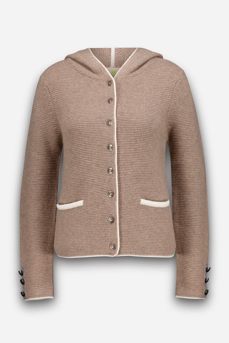Eine beigefarbene Strickjacke im bayerischen Stil mit Kapuze, braunen Knöpfen an der Vorderseite, weißen Bordüren an den Säumen und Taschen sowie Knopfdetails an den Ärmelbündchen. Diese Kapuzenjacke aus einer hochwertigen Wolle-Kaschmir-Mischung wird vor einem schlichten weißen Hintergrund präsentiert.