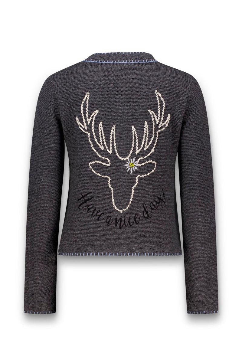 Ein dunkelgrauer Langarmpullover aus einer luxuriösen Wolle-Kaschmir-Mischung ist auf der Rückseite mit einer aufgestickten weißen Silhouette eines Hirschkopfes mit Geweih verziert, die durch ein kleines florales Detail und den darunter gestickten Schriftzug „Have a nice day!“ akzentuiert wird. Blaue Ziernähte zieren den Saum, die Ärmelbündchen und den Halsausschnitt und verleihen diesem kuscheligen Kleidungsstück den subtilen Charme einer Strickjacke im bayerischen Stil.