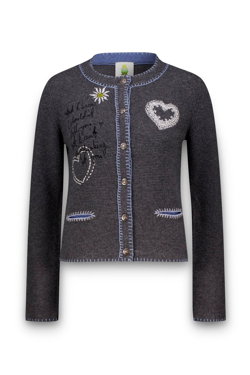 Dunkelgraue Strickjacke im bayerischen Stil mit blauer Borte, Metallknöpfen und gestickten Details: eine weiße Blume, zwei Herzen (eines aus Spitze, eines als Herzstickerei) sowie eine handgeschriebene schwarze Schrift auf der linken Brustseite. Diese Strickjacke aus einer weichen Wolle-Kaschmir-Mischung verfügt über zwei Ziertaschen mit blauen Nähten an der Taille. Der Kragen ist rund.