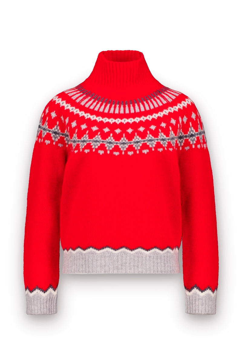 Ein leuchtend roter Strickpullover mit hohem Rollkragen. Er ist aus weicher Merinowolle gefertigt und weist ein weiß-graues Fair-Isle-Muster auf Brust, Schultern und Ärmelbündchen im klassischen norwegischen Stil auf. Der Pullover hat lange Ärmel sowie einen leicht gewellten, weiß-grauen Saum und Ärmelbündchen.
