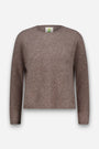 Brauner, langärmeliger, flauschiger Pullover mit klassischem Rundhalsausschnitt, abgebildet vor einem schlichten weißen Hintergrund. Der Stoff wirkt weich und flauschig, was an gebürstete Wolle erinnert, mit gerippten Bündchen und Saum. Keine sichtbaren Muster oder Motive. Im Kragenbereich ist ein weißes Nackenetikett mit grünem Logo zu sehen.