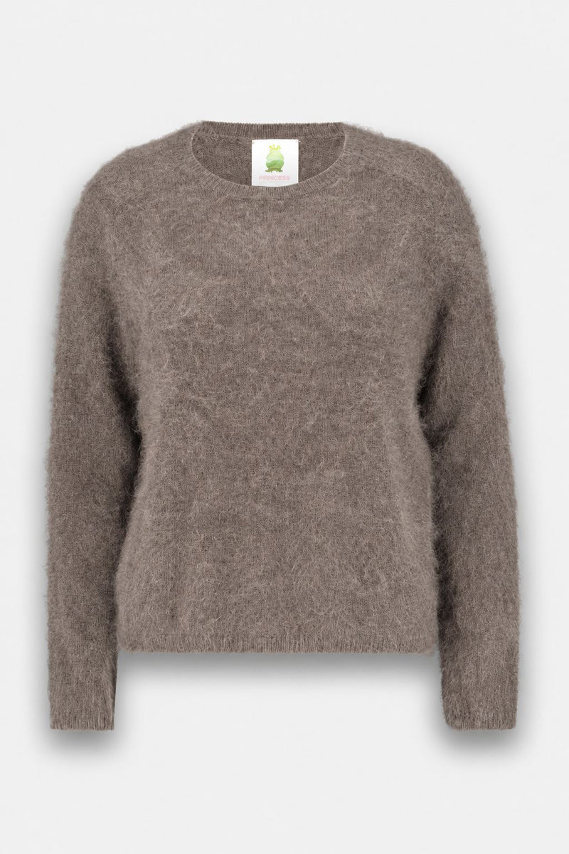 Ein flauschiger Pullover aus warmer, gebürsteter Wolle: Dieser taupefarbene, langärmelige Pullover mit Rundhalsausschnitt wirkt herrlich weich und dezent oversized. Der Pullover aus gebürsteter Wolle hat einen geraden Saum und gerippte Bündchen, während ein weißes Etikett an der Innenseite des Kragens sichtbar ist. Der Hintergrund ist in einem hellen Grau gehalten.