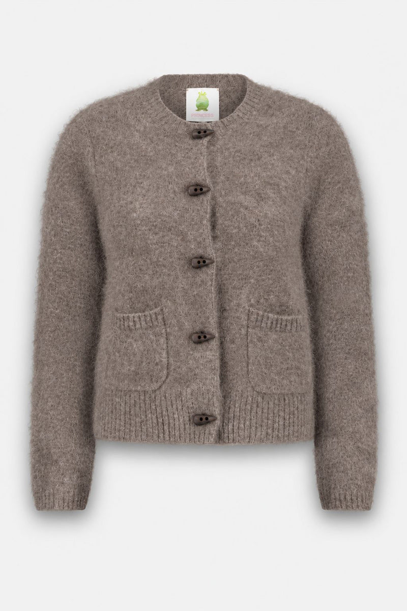 Eine flauschige Strickjacke in einem hellbraunen Farbton – diese langärmelige Damen-Strickjacke besticht durch ihren kuscheligen Look. Sie verfügt über einen Rundkragen, fünf dunkelbraune Knöpfe, gerippte Bündchen und einen gerippten Saum sowie zwei aufgesetzte Vordertaschen. Die sichtbare Innentasche ziert ein grünes Motiv auf weißem Hintergrund – eine klassische Strickjacke aus gebürsteter Wolle für stilvolle Wärme.