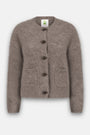 Eine flauschige Strickjacke in einem hellbraunen Farbton – diese langärmelige Damen-Strickjacke besticht durch ihren kuscheligen Look. Sie verfügt über einen Rundkragen, fünf dunkelbraune Knöpfe, gerippte Bündchen und einen gerippten Saum sowie zwei aufgesetzte Vordertaschen. Die sichtbare Innentasche ziert ein grünes Motiv auf weißem Hintergrund – eine klassische Strickjacke aus gebürsteter Wolle für stilvolle Wärme.