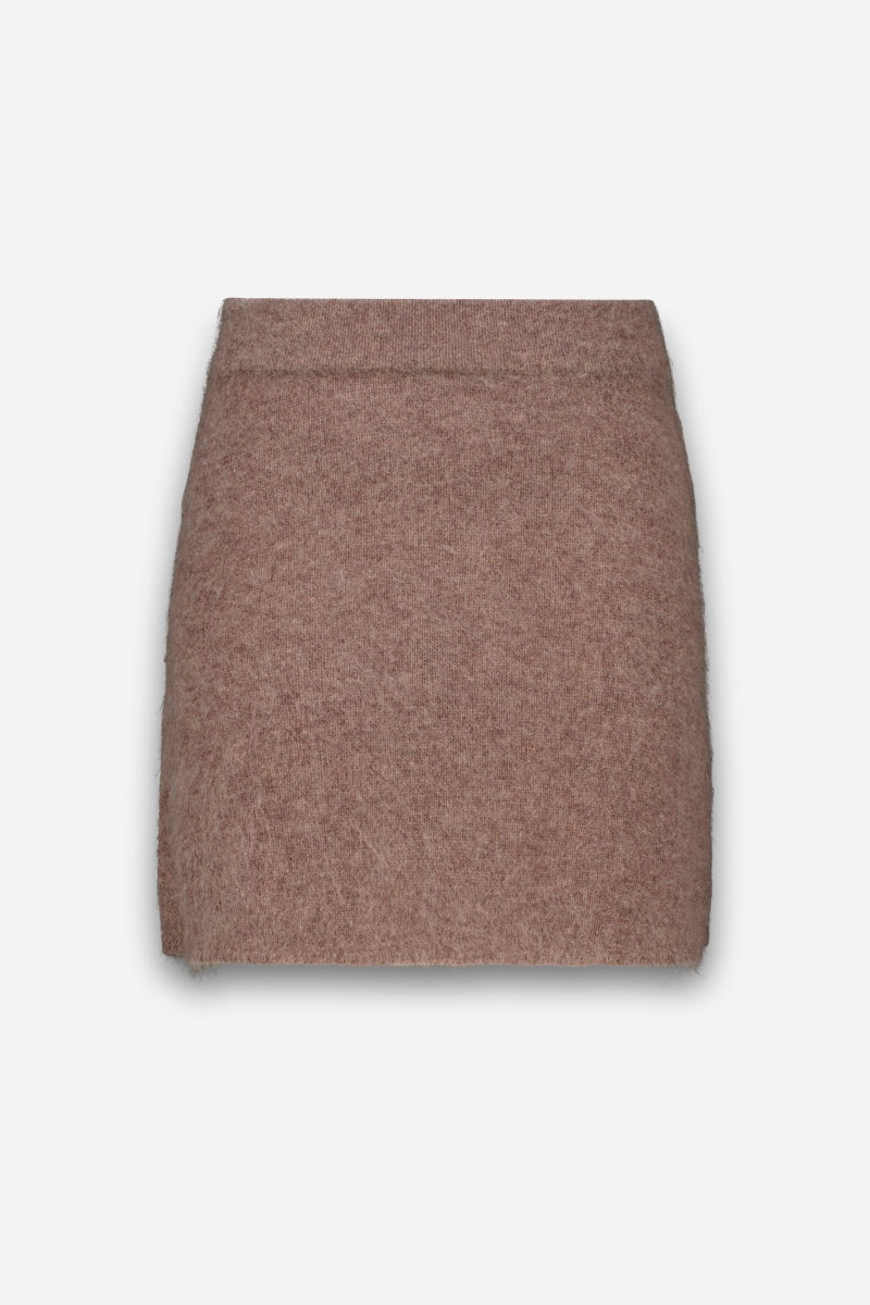 Auf einem schlichten weißen Hintergrund ist ein brauner, flauschiger Minirock mit elastischem Bund zu sehen. Der Minirock aus gebürsteter Wolle wirkt schlicht und minimalistisch, ohne sichtbare Muster, Knöpfe oder Reißverschlüsse, und besticht durch seine weiche, gemütliche Optik.