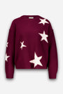 Ein burgunderroter Strickpullover in lockerer Passform, dessen Vorderseite mit verstreuten großen und kleinen weißen Sternen in einem markanten „Sternen-Intarsia“-Muster bedruckt ist. Dieser kastenförmige Pullover hat lange Ärmel, einen Rundhalsausschnitt, gerippte Bündchen und einen gerippten Saum, alles vor einem schlichten weißen Hintergrund. Für zusätzlichen Tragekomfort mit weichem Merinoanteil veredelt.