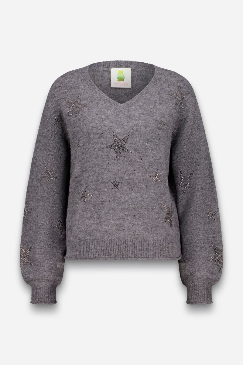 Ein grauer, langärmeliger Pullover aus Alpaka-Wolle mit einem figurschmeichelnden V-Ausschnitt verfügt über gerippte Ärmelbündchen und einen gerippten Saum und ist durchgehend wunderschön mit zarten Strass-Sternenmotiven verziert. Der Stoff wirkt weich und kuschelig. Im Innenbereich des Ausschnitts ist ein grünes Frosch-Logo-Etikett eingenäht. Der Hintergrund ist schlicht weiß.