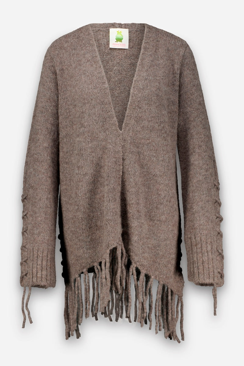 Eine braune, langärmelige Strickjacke aus einer Alpaka-Wolle-Mischung mit tiefem V-Ausschnitt, gerippten Bündchen und langen Fransen am Saum und an den Ärmeln. Die Strickjacke wird flach auf einem weißen Hintergrund präsentiert, wobei am Hals ein grünes Frosch-Logo-Etikett zu sehen ist.