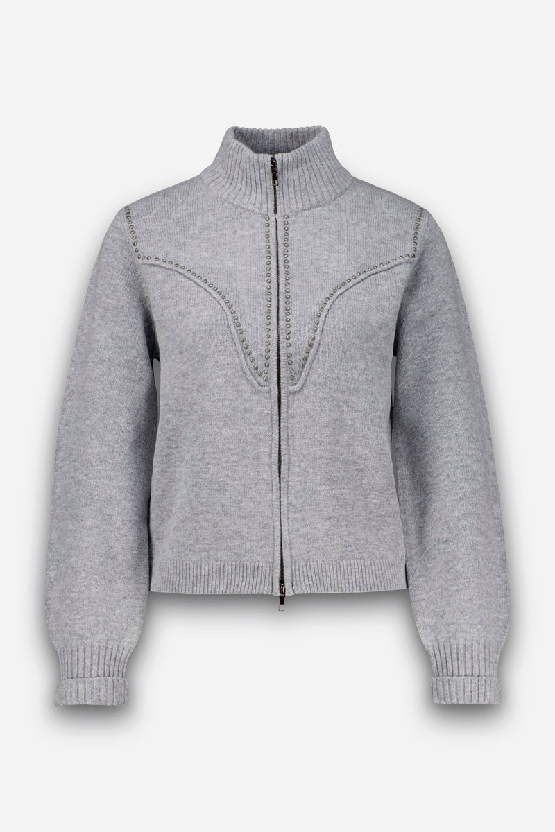 Ein hellgrauer Pullover mit Reißverschluss, geripptem Stehkragen, gerippten Bündchen und geripptem Saum. Der Pullover verfügt über ein dekoratives Stickmuster auf Brust und Schultern sowie einen praktischen Zwei-Wege-Reißverschluss für vielseitige Stylingmöglichkeiten. Die Passform ist leicht kastenförmig mit langen Ärmeln. Der Hintergrund ist schlicht weiß.