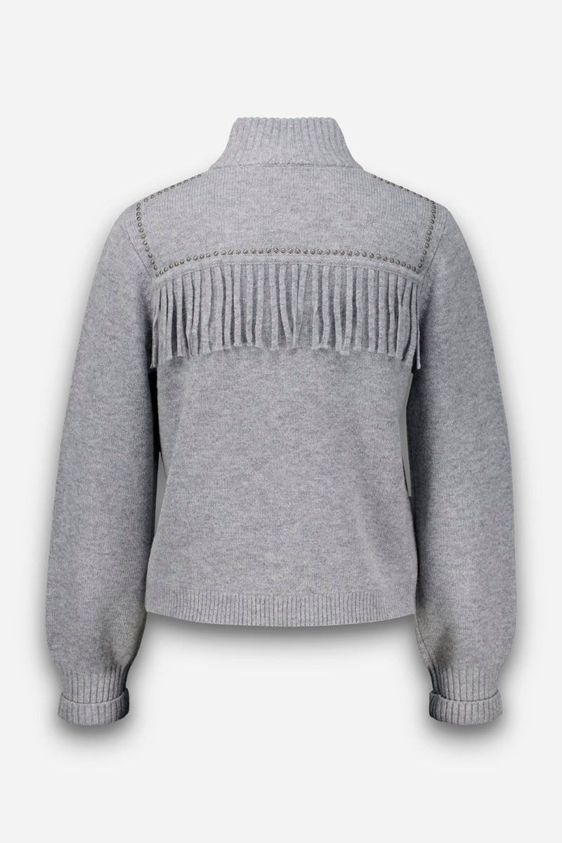 Ein hellgrauer Strickpullover, hier von hinten gezeigt, mit hohem Rippkragen, gerippten Bündchen und einem gerippten Saum. Dekorative Fransen verlaufen über den oberen Rücken und die Schultern und verleihen dem Pullover Struktur sowie ein dezentes, vom Westernstil inspiriertes Design. Dezente Nietenakzente ergänzen den klassischen Look, während die hochwertige Verarbeitung aus Merinowolle für außergewöhnliche Weichheit und Wärme sorgt.
