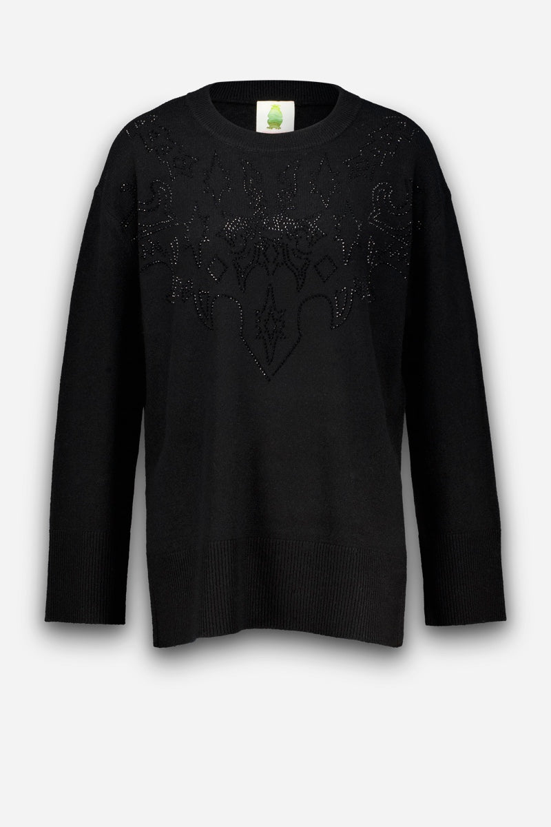 Ein schwarzer Merino-Kaschmir-Pullover mit langen Ärmeln, Rundhalsausschnitt sowie gerippten Bündchen und Saum. Im Brustbereich befindet sich eine dezente schwarze Strassverzierung in Form eines abstrakten Musters. Das Etikett auf der Rückseite ist sichtbar und zeigt ein kleines grünes Logo auf weißem Hintergrund.