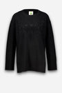 Ein schwarzer Merino-Kaschmir-Pullover mit langen Ärmeln, Rundhalsausschnitt sowie gerippten Bündchen und Saum. Im Brustbereich befindet sich eine dezente schwarze Strassverzierung in Form eines abstrakten Musters. Das Etikett auf der Rückseite ist sichtbar und zeigt ein kleines grünes Logo auf weißem Hintergrund.