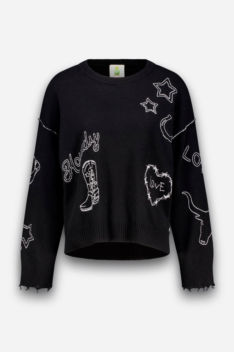 Ein schwarzer Pullover aus Merino-Kaschmir mit weißen Western-Stickereien: „Howdy“-Schriftzug, ein Cowboystiefel, Sterne, ein Herz mit der Aufschrift „LOVE“ und Stacheldraht, das Wort „LOVE“ sowie ein Longhorn-Kopf. Der Pullover hat einen gerippten Saum und Ärmelbündchen sowie eine leicht verkürzte, kastenförmige Passform.