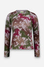 Ein langärmeliger Pullover aus Alpaka-Wolle mit Rundhalsausschnitt ist mit einem durchgehenden Pferde-Print verziert, der galoppierende Pferde in Grün, Braun und Rot auf hellgrauem Hintergrund zeigt. Der Stoff wirkt weich und kuschelig, und das Muster verleiht dem Kleidungsstück eine dynamische, lebendige Ausstrahlung.