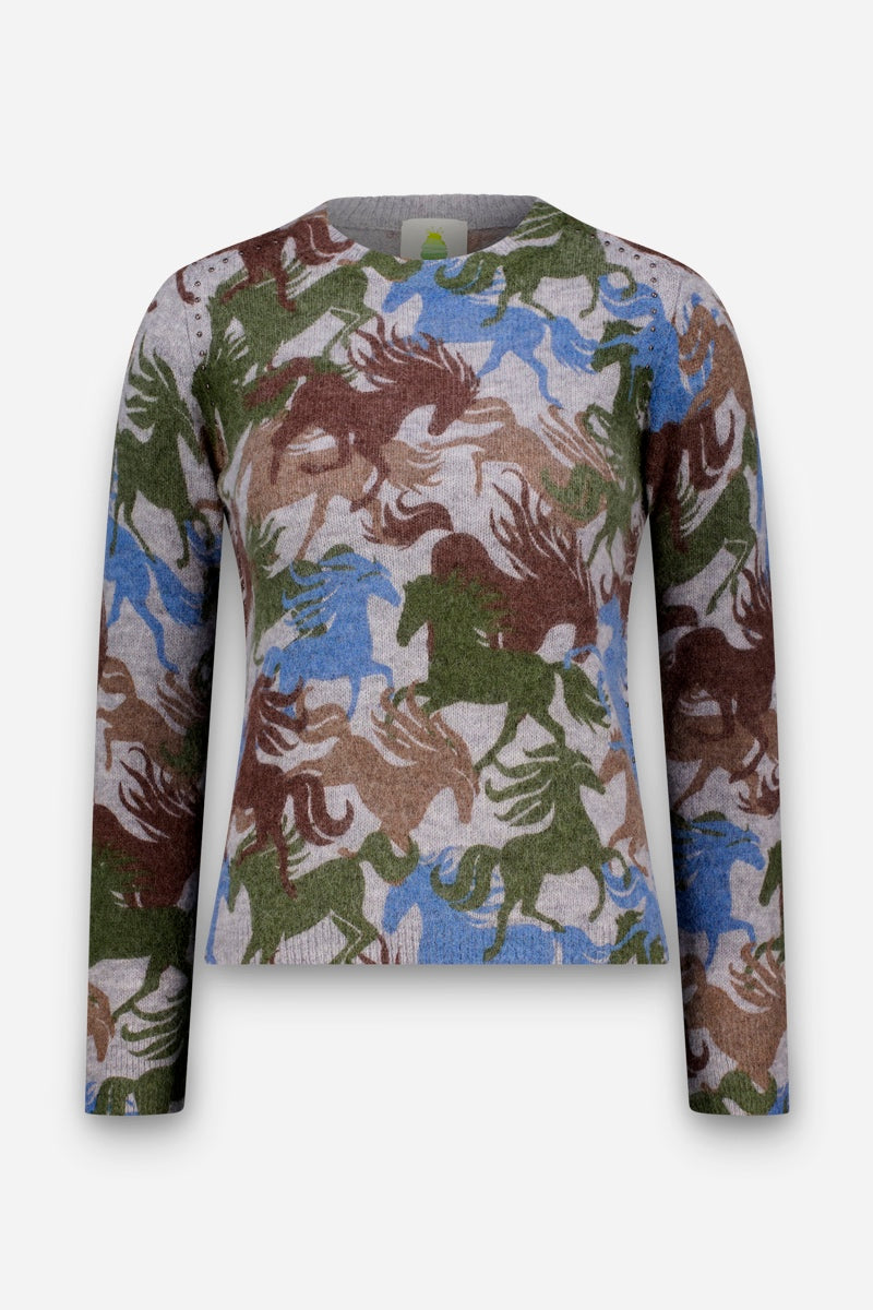 Ein langärmeliger Strickpullover aus luxuriöser Alpaka-Wolle mit einem abstrakten Pferde-Print in Grün-, Braun-, Blau- und Beigetönen. Die sich überlappenden Pferde sind in verschiedene Richtungen ausgerichtet und bilden so ein dynamisches, durchgängiges Design. Der Pullover ist mit einem klassischen Rundhalsausschnitt und einem geraden Saum versehen.