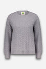 Ein hellgrauer, langärmeliger Pullover im Zopfmuster mit Rundhalsausschnitt wird vor einem weißen Hintergrund präsentiert. Der Pullover verfügt über gerippte Bündchen, einen gerippten Saum und einen gerippten Halsausschnitt und ist aus einem weichen Merino-Anteil gefertigt, der für zusätzlichen Tragekomfort sorgt. Im Krageninneren ist ein kleines Etikett mit einem grünen Logo zu sehen.