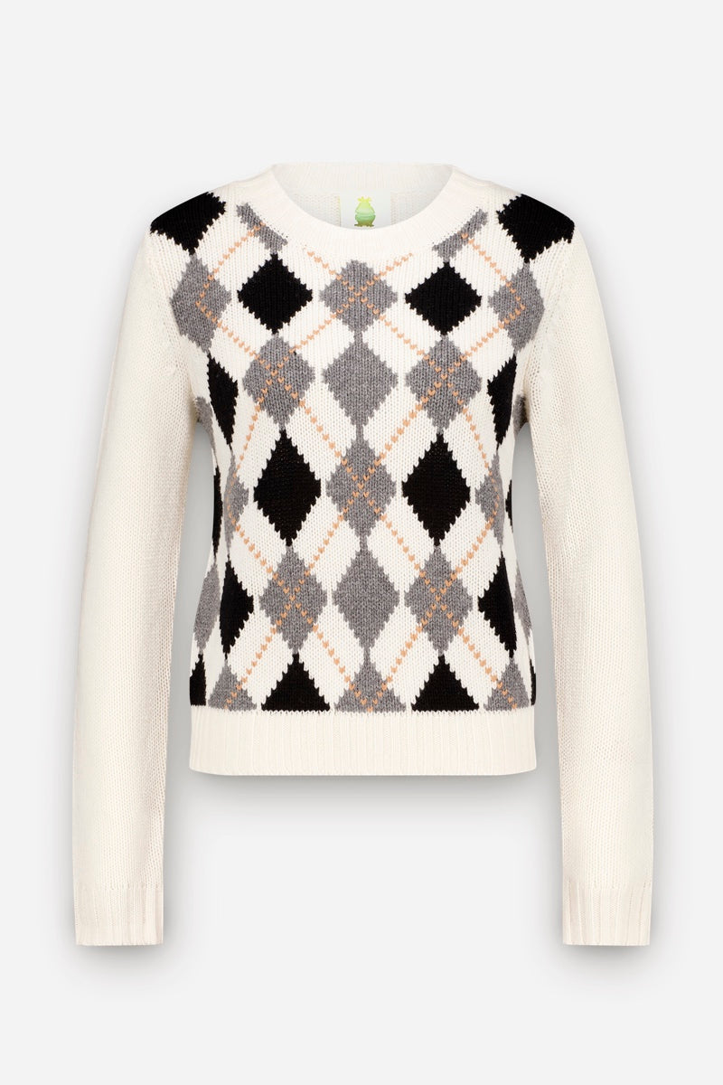 Ein cremefarbener Strickpullover ist auf der Vorderseite mit einem Argyle-Muster in Schwarz, Grau und Weiß verziert. Der Ausschnitt, die Ärmel und der Saum sind einfarbig cremefarben, der Hintergrund ist schlicht weiß. Der aus einer weichen Woll-Kaschmir-Mischung gefertigte Pullover wird ohne sichtbare Schaufensterpuppe präsentiert.