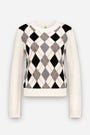 Ein cremefarbener Strickpullover ist auf der Vorderseite mit einem Argyle-Muster in Schwarz, Grau und Weiß verziert. Der Ausschnitt, die Ärmel und der Saum sind einfarbig cremefarben, der Hintergrund ist schlicht weiß. Der aus einer weichen Woll-Kaschmir-Mischung gefertigte Pullover wird ohne sichtbare Schaufensterpuppe präsentiert.