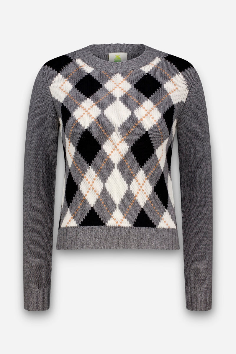 Ein grauer Langarm-Strickpullover aus einer luxuriösen Wolle-Kaschmir-Mischung mit einem auffälligen Argyle-Muster in Schwarz, Weiß und Hellbraun auf der Vorderseite. Das Muster besteht aus sich überlappenden Rauten, während die Ärmel und der Rücken einfarbig grau sind. Der Pullover hat einen Rundhalsausschnitt sowie gerippte Bündchen und einen gerippten Saum.