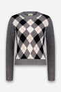 Ein grauer Langarm-Strickpullover aus einer luxuriösen Wolle-Kaschmir-Mischung mit einem auffälligen Argyle-Muster in Schwarz, Weiß und Hellbraun auf der Vorderseite. Das Muster besteht aus sich überlappenden Rauten, während die Ärmel und der Rücken einfarbig grau sind. Der Pullover hat einen Rundhalsausschnitt sowie gerippte Bündchen und einen gerippten Saum.