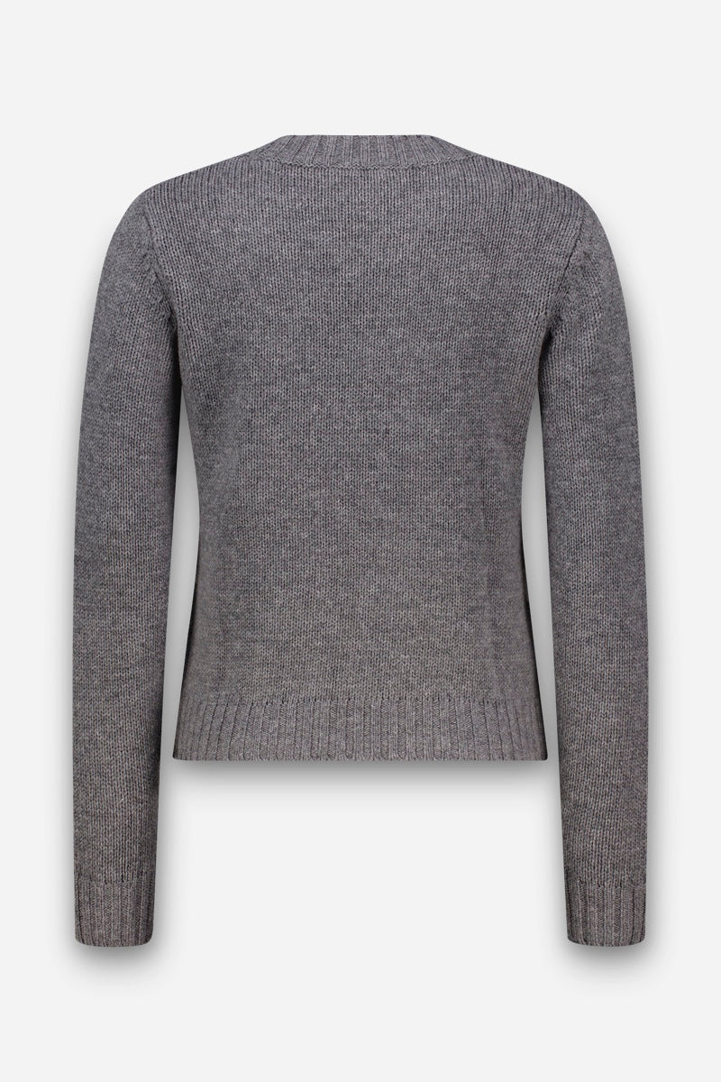 Ein schlichter grauer Strickpullover aus einer Woll-Kaschmir-Mischung wird von hinten gezeigt. Der Pullover hat lange Ärmel, einen gerippten Saum, gerippte Bündchen und einen Rundhalsausschnitt. Die Struktur ist fein und gleichmäßig, ohne sichtbare Muster oder Logos. Der Hintergrund ist einfarbig hellgrau.