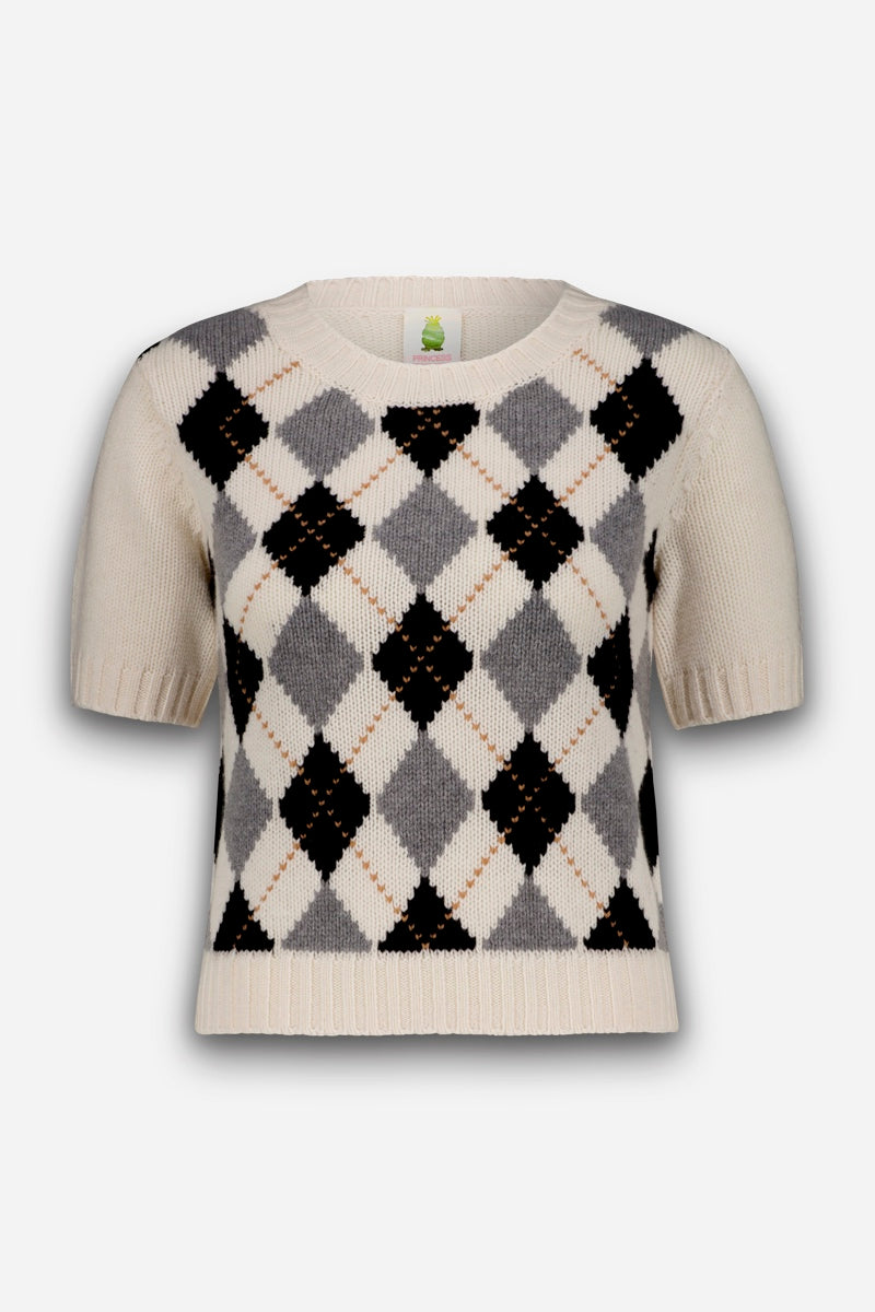 Ein cremefarbener Strickpullover mit kurzen Ärmeln aus einer luxuriösen Wolle-Kaschmir-Mischung, der auf der Vorderseite durch ein auffälliges Argyle-Muster in Schwarz, Grau und Weiß besticht. Der Pullover hat einen gerippten Rundhalsausschnitt sowie gerippte Ärmelbündchen und einen gerippten Saum. Der schlichte weiße Hintergrund unterstreicht das elegante Design des Kleidungsstücks.