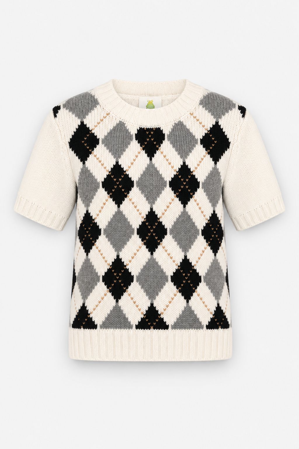 Ein cremefarbener Strickpullover mit kurzen Ärmeln besticht durch ein auffälliges Argyle-Muster in Schwarz, Weiß und Grau auf der Vorderseite. Er ist aus einer luxuriösen Wolle-Kaschmir-Mischung gefertigt; Kragen, Ärmel und Saum sind gerippt, was dem Pullover eine strukturierte Optik verleiht. Der Hintergrund ist schlicht weiß.