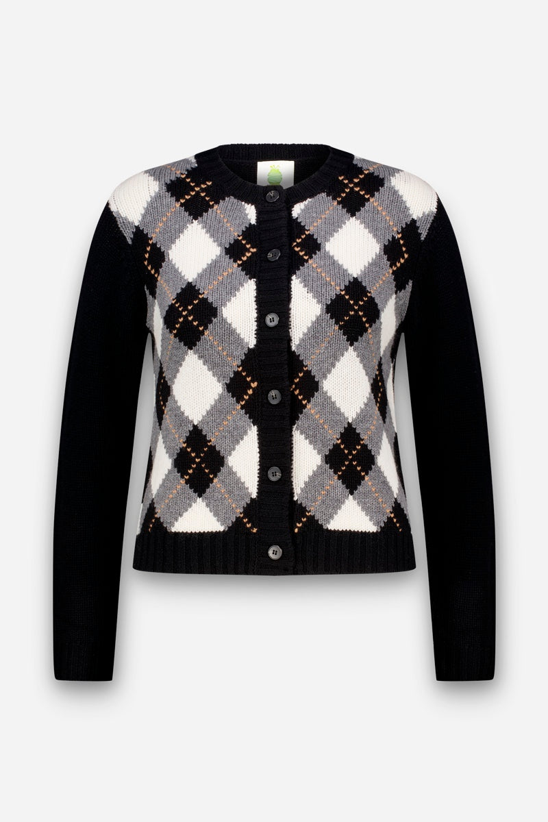Eine Strickjacke mit Knopfleiste und langen Ärmeln, die sich durch ein schwarz-weiß-graues Argyle-Muster mit kleinen hellbraunen Akzenten auf der Vorderseite auszeichnet. Die Ärmel und Seiten sind einfarbig schwarz, und die Strickjacke hat einen gerippten Saum und gerippte Bündchen. Diese Strickjacke aus einer luxuriösen Wolle-Kaschmir-Mischung bietet sowohl Wärme als auch Stil.